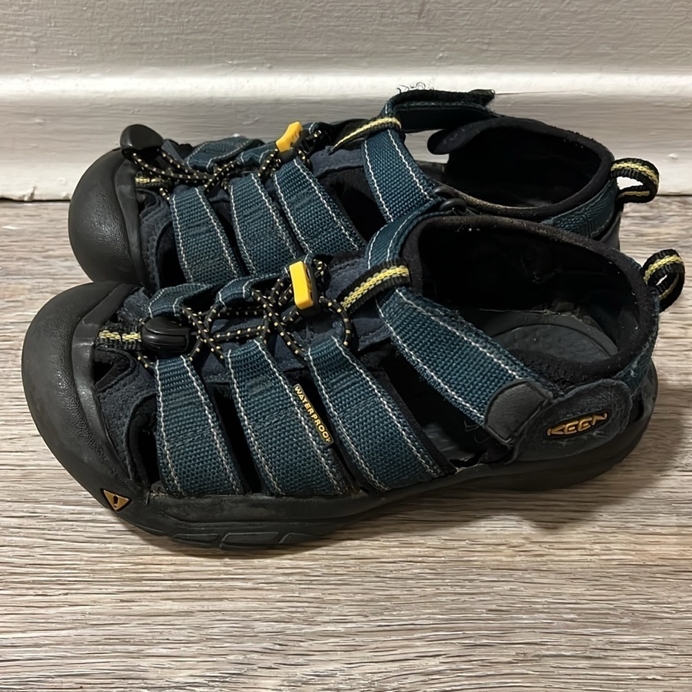 HOST PICK Keen Youth Sandals​​​​ - Picture 4 of 9
